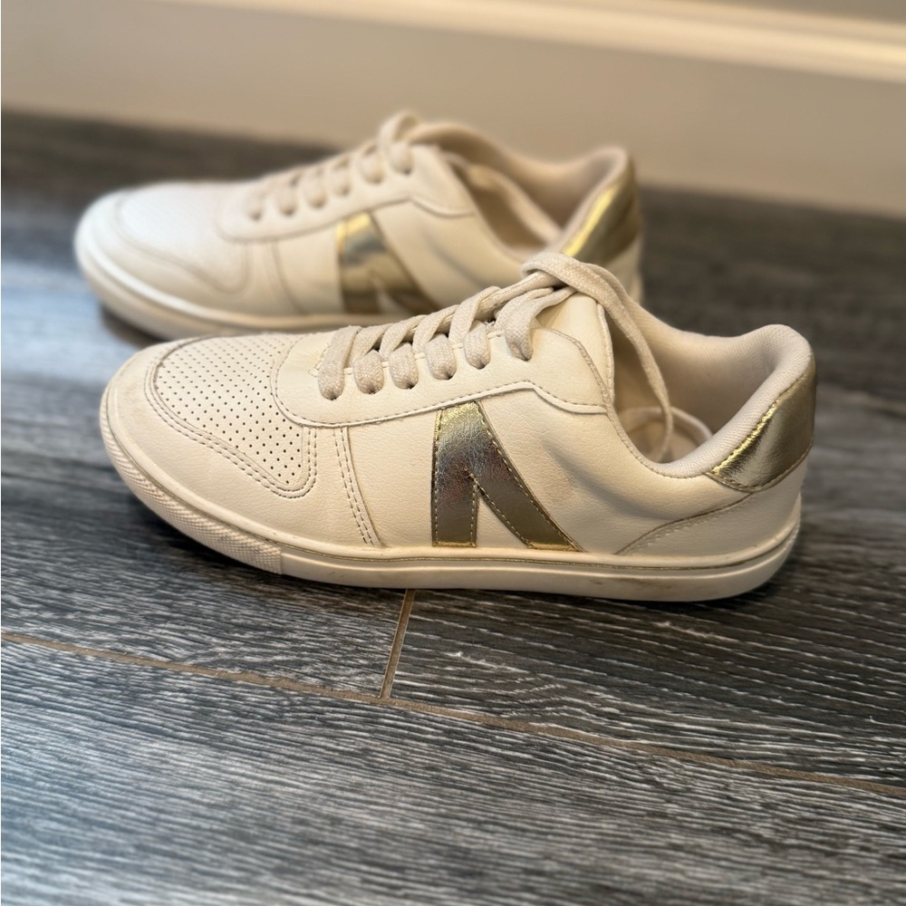 Stylish Cream Sneakers with Gold Accents